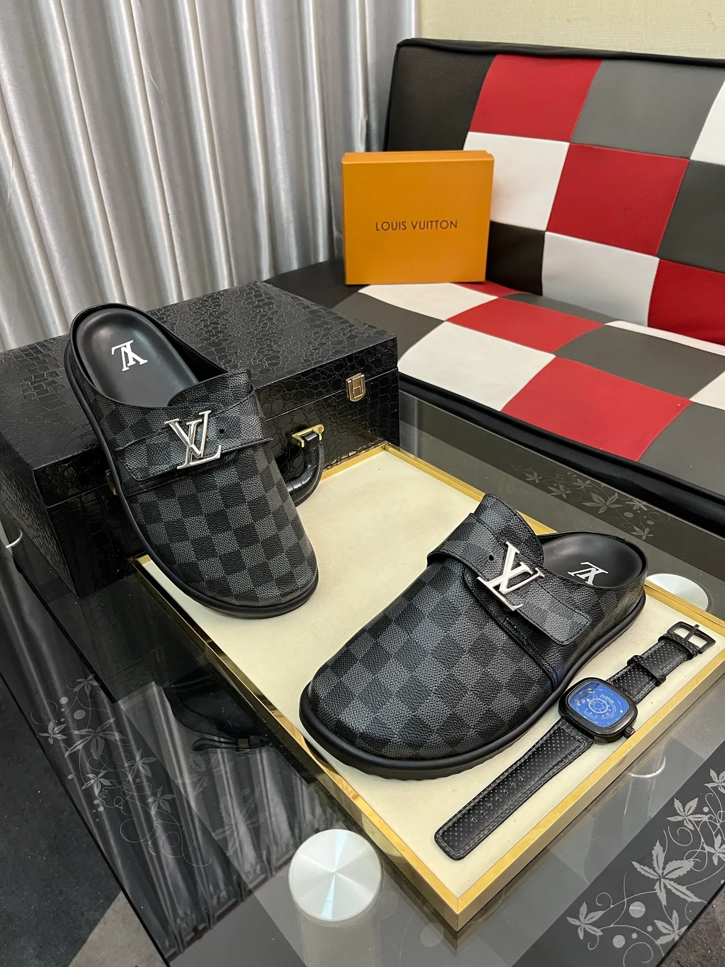 Men's shoes 💰380⌚️⌚️2025 new men's casual sandals and slippers, made of suede cow leather, with Monogram pattern to highlight the trendy style. Adjustable straps illuminated with LV letters, while a resilient insole and micro outsole provide lightweight comfort. Made of suede cow leather with embossed Monogram pattern and brand element metal hardware✅Adjustable straps➕Tough insole‼ ️Micro outsole. Comfortable and easy to wear‼ ️size: 38-443️⃣Colors available
